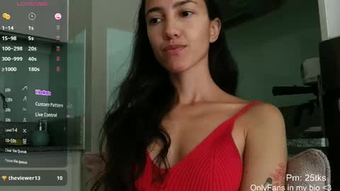 Snapshot of innocentlatiina chatting on April 16, 7:36 pm Laroa online show from April 16, 7:36 pm