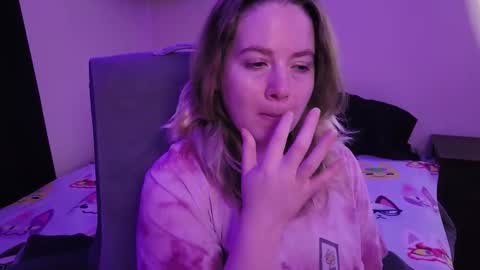 Snapshot of internetfairy_xo chatting on March 2, 8:10 am Faye online show from March 2, 8:10 am