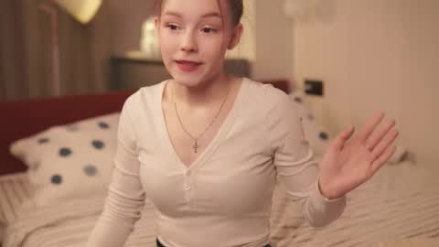 Snapshot of intheknoww chatting on March 6, 4:25 pm Avie online show from March 6, 4:25 pm