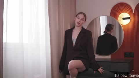 Snapshot of intheknoww chatting on March 29, 1:33 pm Avie online show from March 29, 1:33 pm