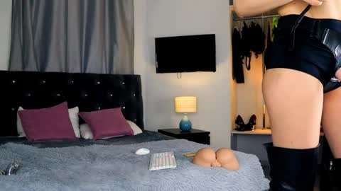 inviting_tina online show from May 9, 3:34 am