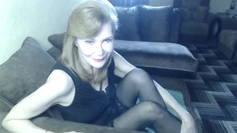 Snapshot of irenalegs chatting on March 3, 6:41 am irenalegs online show from March 3, 6:41 am