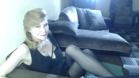 Snapshot of irenalegs chatting on March 21, 5:34 am irenalegs online show from March 21, 5:34 am