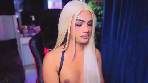 Snapshot of irina_woodshakylishxx chatting on March 5, 9:33 pm IRINAA online show from March 5, 9:33 pm