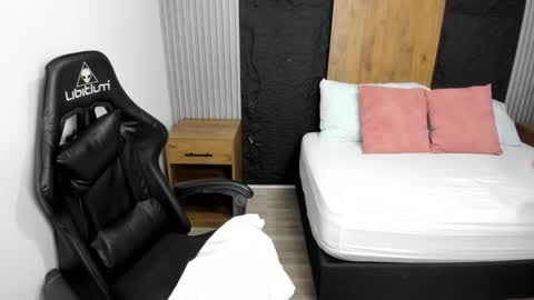 Snapshot of iris_torrez chatting on February 19, 12:12 pm Iris online show from February 19, 12:12 pm