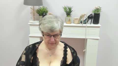 Snapshot of iris_xdesire chatting on February 16, 7:04 am I R I S online show from February 16, 7:04 am