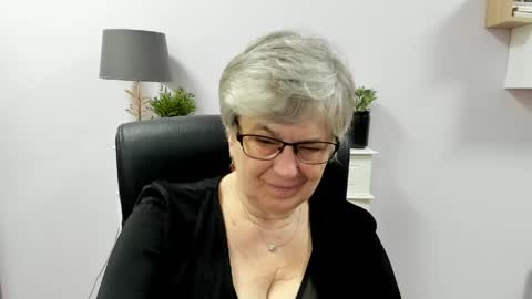 Snapshot of iris_xdesire chatting on May 6, 6:19 am I R I S online show from May 6, 6:19 am