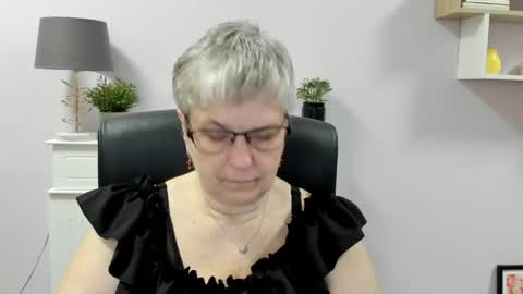 Snapshot of iris_xdesire chatting on May 18, 6:08 am I R I S online show from May 18, 6:08 am