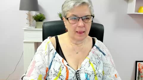 Snapshot of iris_xdesire chatting on May 21, 6:42 am I R I S online show from May 21, 6:42 am