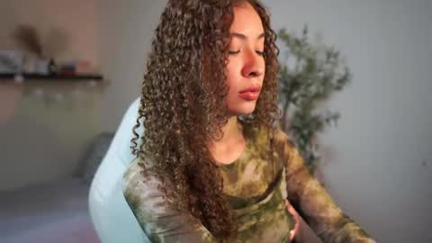 isa_____ online show from March 29, 8:09 pm