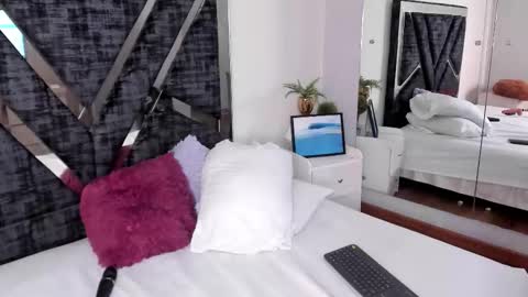 Snapshot of isa_jonness_ chatting on February 19, 1:07 pm oIssaJonneso online show from February 19, 1:07 pm