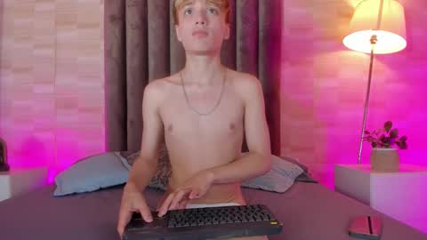 Snapshot of isaac_grey_ chatting on March 27, 7:24 pm isaac_grey_ online show from March 27, 7:24 pm