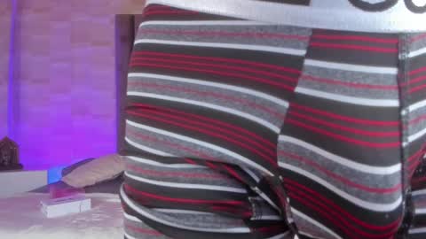 Snapshot of isaac_grey_ chatting on April 2, 7:00 pm isaac_grey_ online show from April 2, 7:00 pm