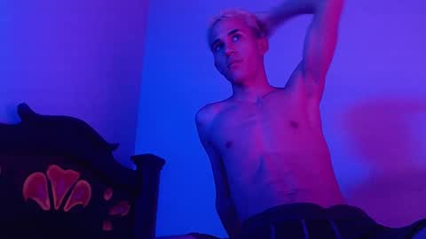 Snapshot of isaaclatino chatting on January 22, 2:15 am isaac online show from January 22, 2:15 am