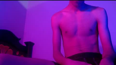 Snapshot of isaaclatino chatting on February 23, 7:33 am isaac online show from February 23, 7:33 am