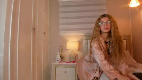 isabela__x online show from May 8, 11:37 am