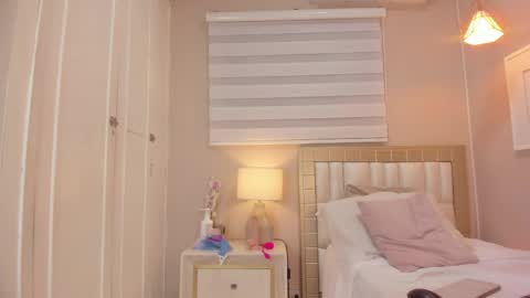 isabela__x online show from May 14, 11:39 am