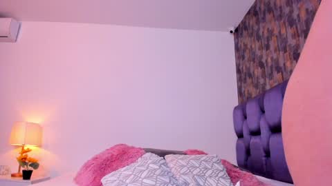 Isabela Angell  online show from January 16, 2:51 am