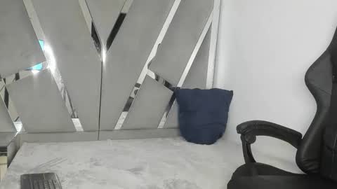 isabelht online show from February 3, 5:05 am