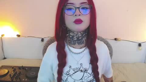 Snapshot of isabella__dark chatting on December 4, 9:24 pm    online show from December 4, 9:24 pm