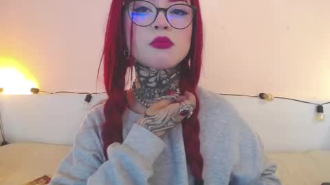 Snapshot of isabella__dark chatting on December 5, 7:38 pm    online show from December 5, 7:38 pm