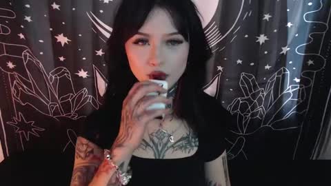 Snapshot of isabella__dark chatting on January 16, 10:34 pm    online show from January 16, 10:34 pm