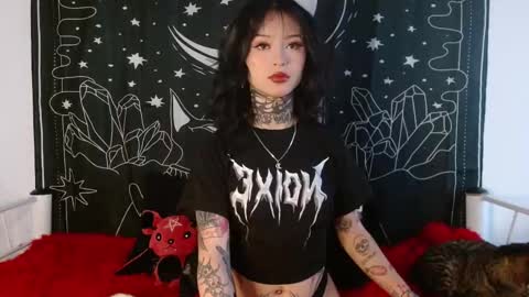 Snapshot of isabella__dark chatting on October 17, 9:50 pm    online show from October 17, 9:50 pm