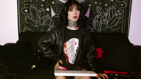 Snapshot of isabella__dark chatting on October 27, 1:31 am    online show from October 27, 1:31 am
