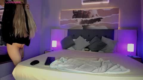 Isabella  online show from November 1, 7:05 pm