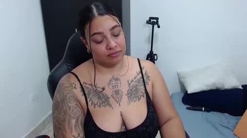 Snapshot of isabella_hots chatting on December 6, 6:59 am estefania online show from December 6, 6:59 am