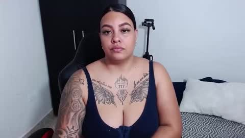 Snapshot of isabella_hots chatting on December 10, 11:11 am estefania online show from December 10, 11:11 am