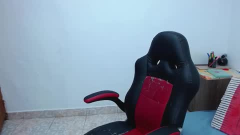 Snapshot of isabella_hots chatting on February 16, 9:59 am estefania online show from February 16, 9:59 am