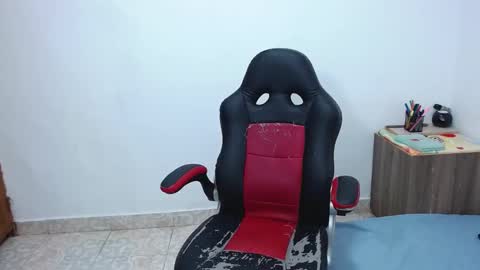 Snapshot of isabella_hots chatting on February 18, 9:43 am estefania online show from February 18, 9:43 am