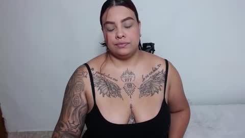 Snapshot of isabella_hots chatting on November 17, 12:00 pm estefania online show from November 17, 12:00 pm