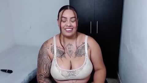 Snapshot of isabella_hots chatting on November 28, 1:19 am estefania online show from November 28, 1:19 am