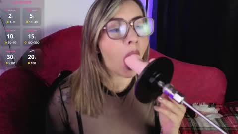 Snapshot of isabella_lt chatting on March 24, 10:31 am online show from March 24, 10:31 am