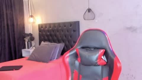 Isabella Nowa online show from April 22, 11:45 am