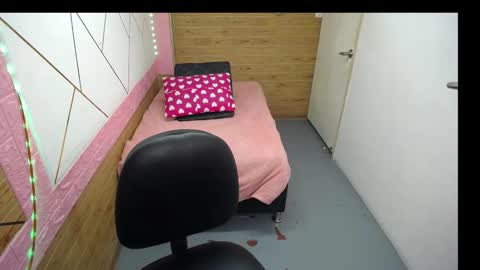 isabella_roseee online show from October 3, 8:39 pm