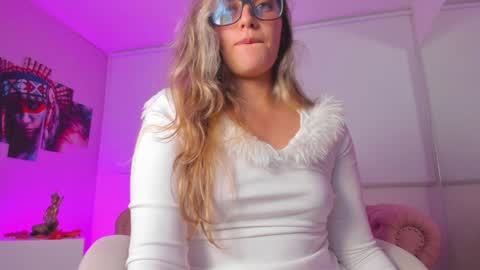 Isabella Rros online show from December 31, 9:53 am