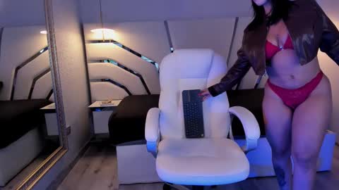 Isa  online show from January 18, 9:18 pm