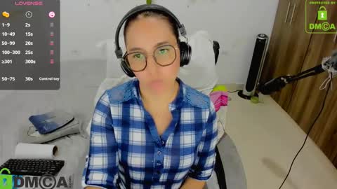 Snapshot of isabella_sweett_ chatting on February 8, 1:53 am Isabella online show from February 8, 1:53 am