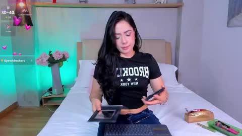 Snapshot of isabella_winkler chatting on October 12, 2:38 pm isabella_winkler online show from October 12, 2:38 pm