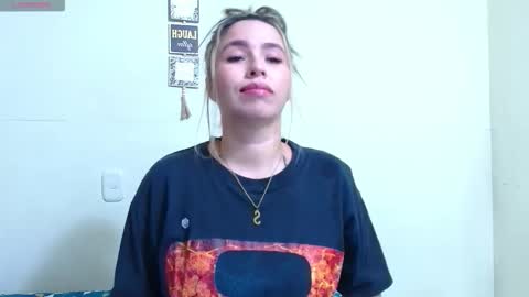 Snapshot of isabellaa_smith03 chatting on March 24, 12:04 am isabellaa_smith03 online show from March 24, 12:04 am