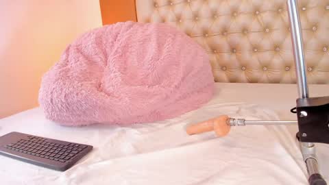 isabellaalux_ online show from May 17, 8:16 pm