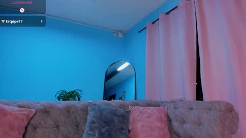 Snapshot of isabellabroms21 chatting on March 4, 12:27 am v online show from March 4, 12:27 am