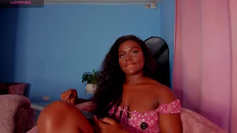 Snapshot of isabellabroms21 chatting on April 8, 10:43 pm v online show from April 8, 10:43 pm