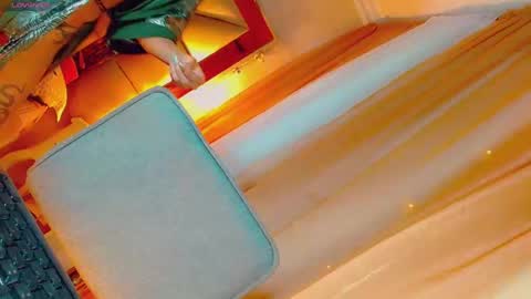 Snapshot of isabellagirs chatting on September 20, 3:18 am isabellagirs online show from September 20, 3:18 am