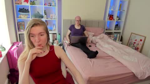 Snapshot of isabelle99dm chatting on April 6, 3:46 pm isabella online show from April 6, 3:46 pm