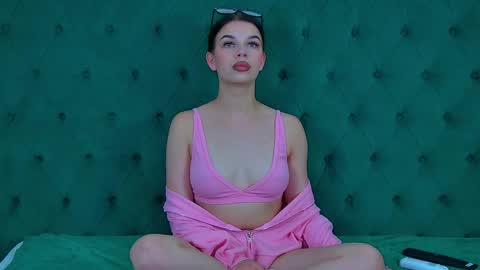 isabellevale online show from September 18, 11:23 am