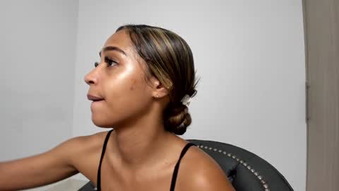 Snapshot of isapetit_ chatting on December 4, 3:15 am Isa Isabella online show from December 4, 3:15 am